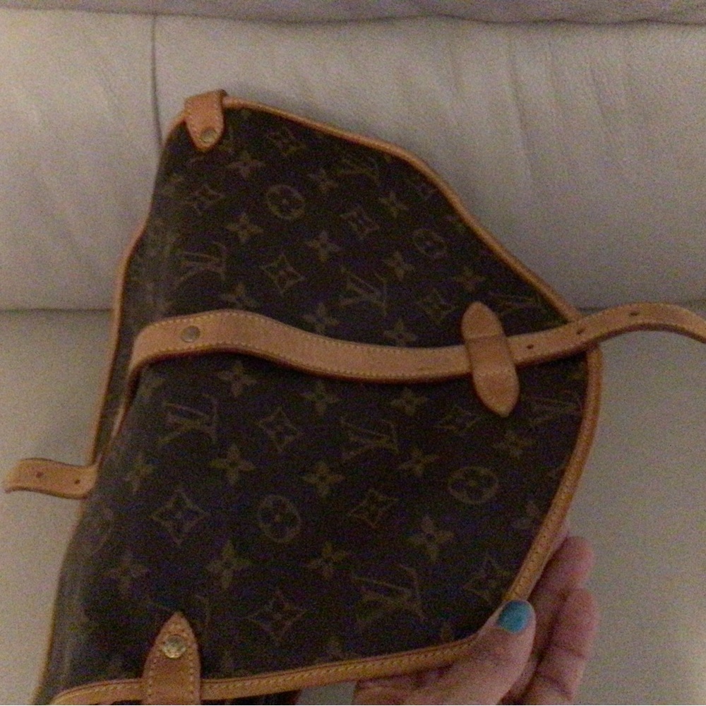 Louis Vuitton Saumur 35 Messenger Bag - Picture 12 of 16